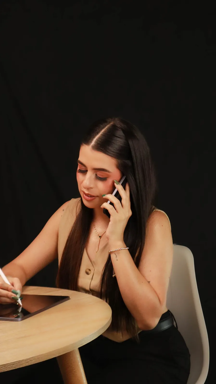 Laura Dini atendiendo una consulta